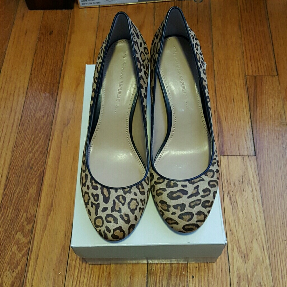 BANANA REPUBLIC PUMPS